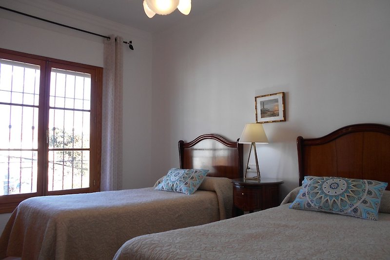 Schlafzimmer mit 2 Betten, Kleiderschrank / Wandschrank und Klimaanlage (warm/kalt)