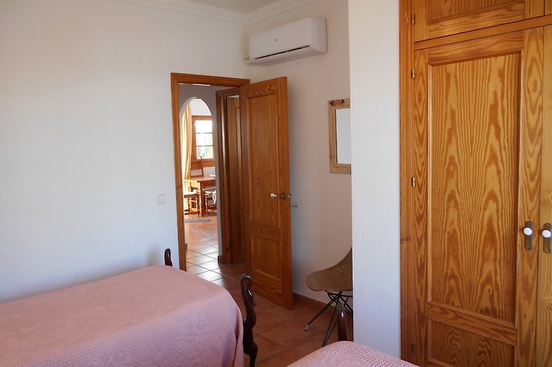 Schlafzimmer mit 2 Betten, Kleiderschrank / Wandschrank und Klimaanlage (warm/kalt)