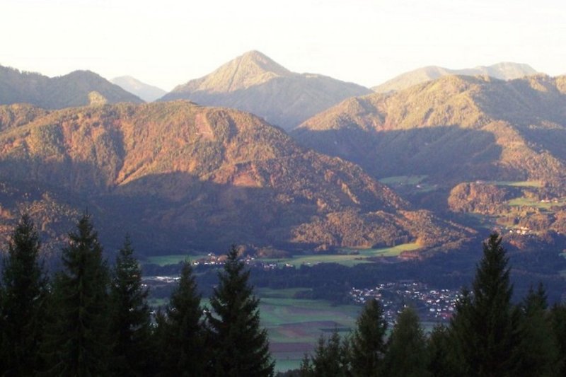 Vista al valle por la mañana - debido a la ubicación en la ladera sur, hay sol hasta la noche.