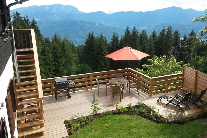 Die Terrasse bietet einen freien Rundumblick über die Berge. Es stehen Ihnen noch mehr Liegen + Auflagen zur Verfügung.