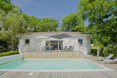 Villa Laviste: piscina e giardino recintati