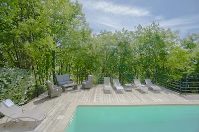 Villa Laviste: piscina e giardino recintati