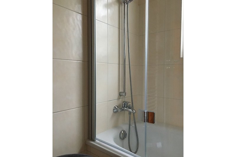 Badewanne mit Dusche