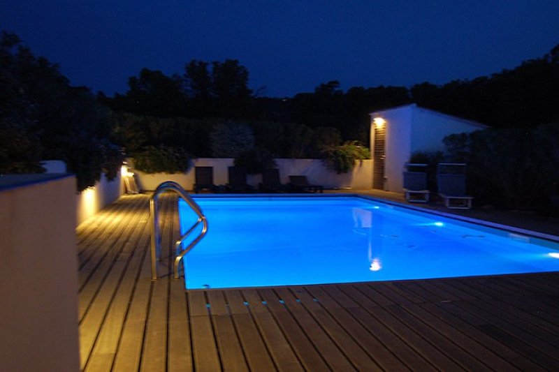 Schwimbad im Abend