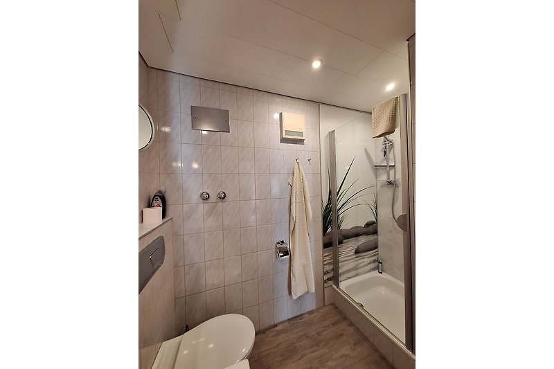 Modernes Badezimmer mit stilvoller Beleuchtung und elegantem Design.