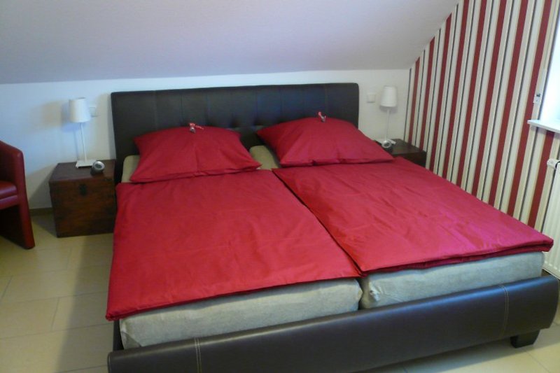 Das großzügige Schlafzimmer, das Doppelbett ist mit hochwertigen Matratzen ausgestattet.                              