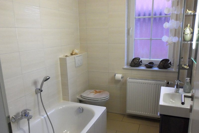 Das Tageslichtbadezimmer im EG ist mit einer Badewanne, das  2. Badezimmer im 1. OG, ist mit einer Dusche ausgestattet. 