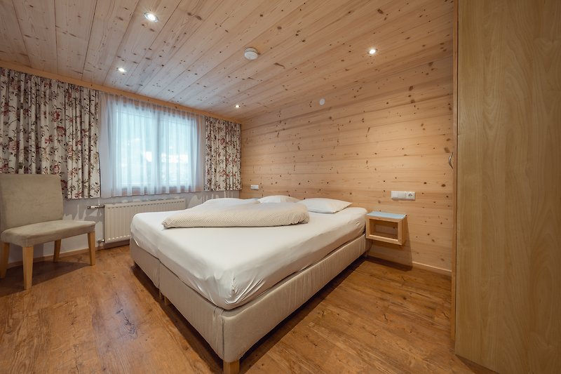 Gemütliches Schlafzimmer mit Holzmöbeln und stilvoller Inneneinrichtung.