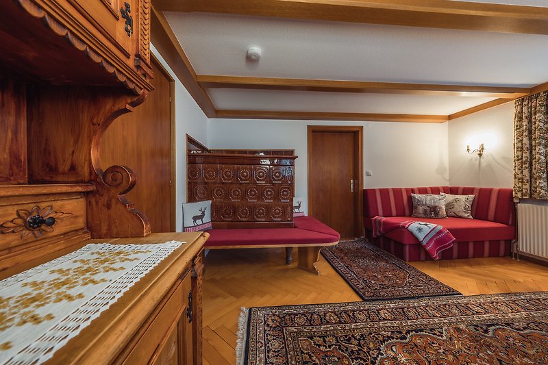 Gemütliches Wohnzimmer mit Holzmöbeln und schöner Inneneinrichtung.