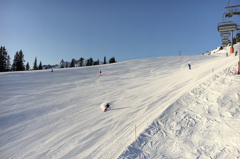 Winterlandschaft mit Schnee, Bergen und Skiausrüstung. Perfekt für Wintersport und Outdoor-Aktivitäten.