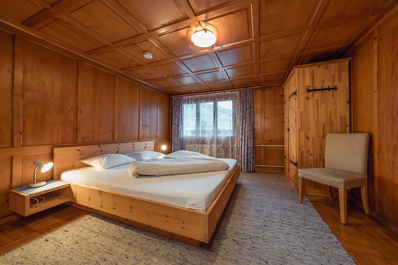 Gemütliches Schlafzimmer mit Holzmöbeln und schöner Inneneinrichtung.