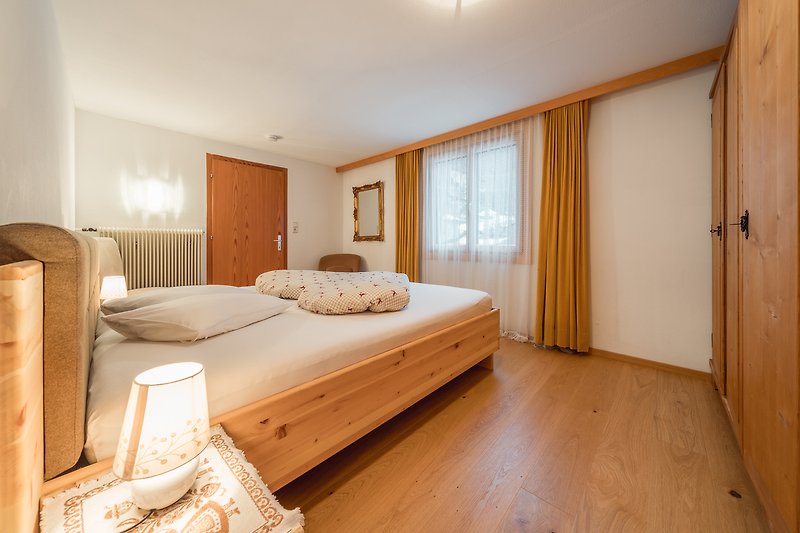 Gemütliches Schlafzimmer mit Holzmöbeln und stilvollem Interieur.