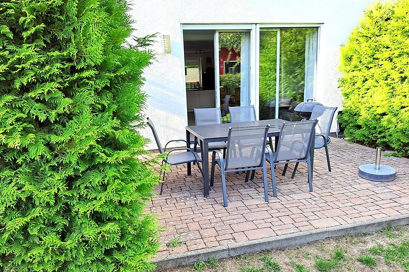 Entspannen Sie im grünen Garten mit bequemen Sitzgelegenheiten.