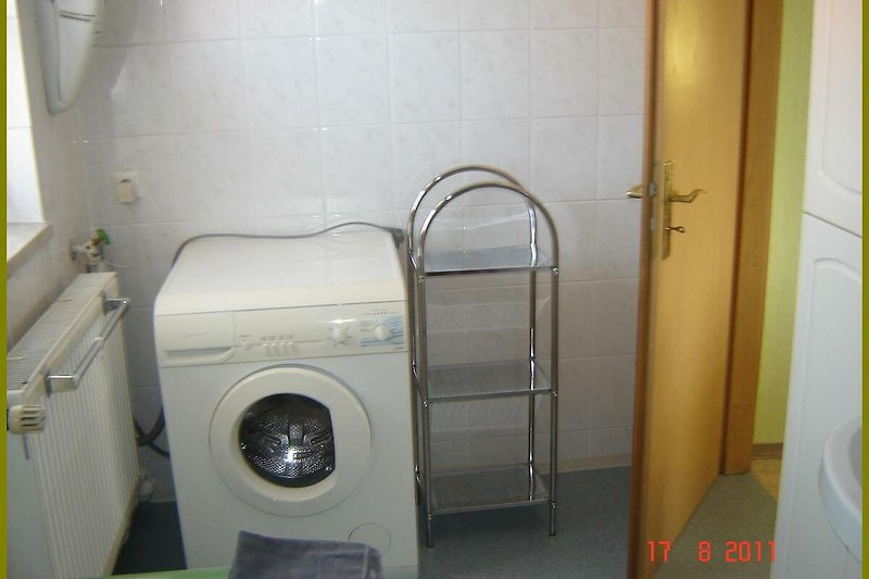Badezimmer mit Waschmaschine und Trockner.