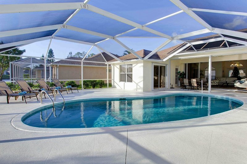 Poolbereich mit überdachter Terrasse