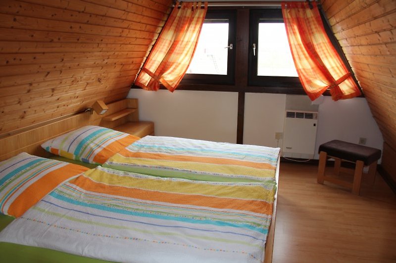 großes Schlafzimmer mit Doppelbett (2 x 2 m)