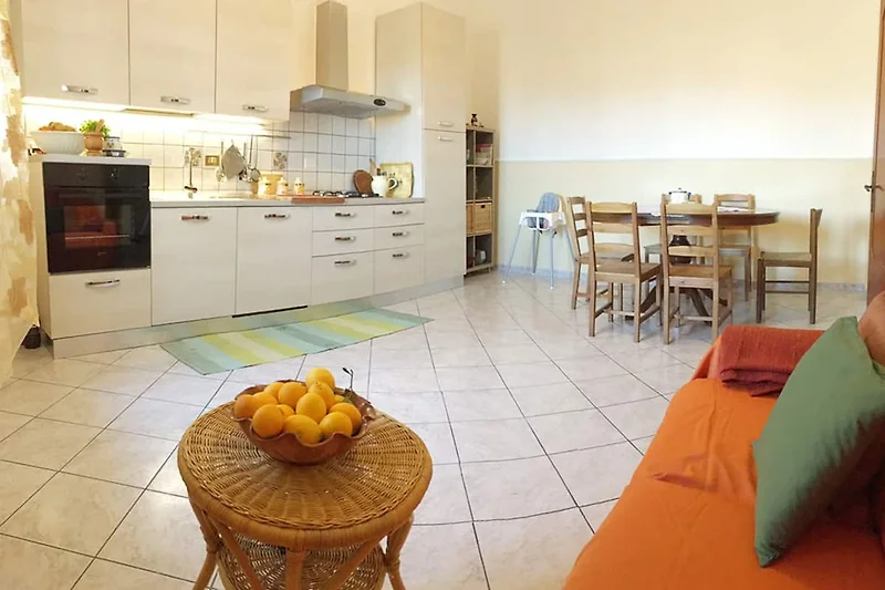 Wohnbereich mit Holzdecke, Esstisch, Sofa und stilvollem Design.