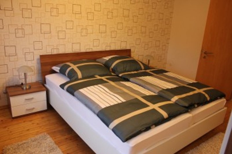 Die beiden Schlafzimmer sind jeweils mit Doppelbetten, verstellbaren Lattenrosten, hochwertige Matratzen, Nachttischschränken und Nachttischlampen ausgestattet