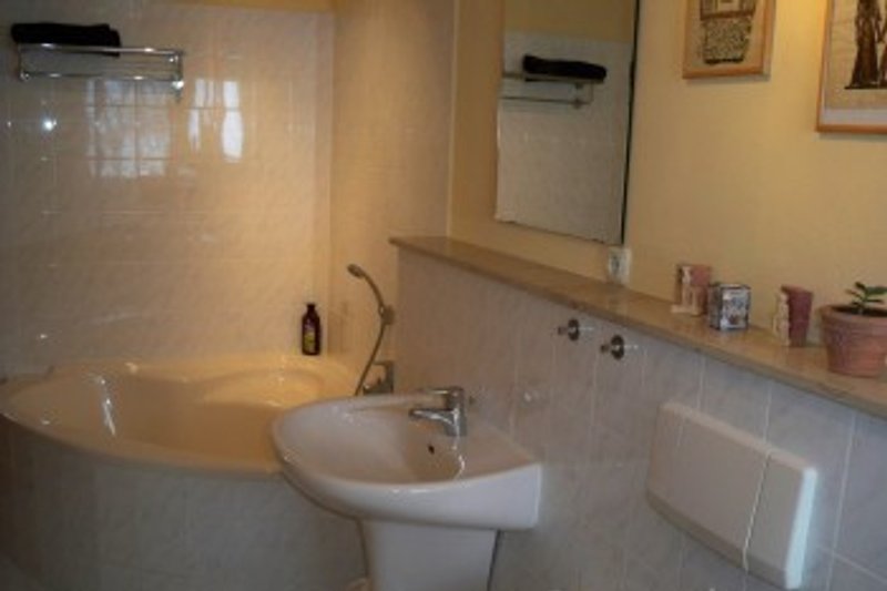 Bad mit Dusche,Eckbadewanne, 2 Waschtischen, Fön, div. Kosmetikartikeln
