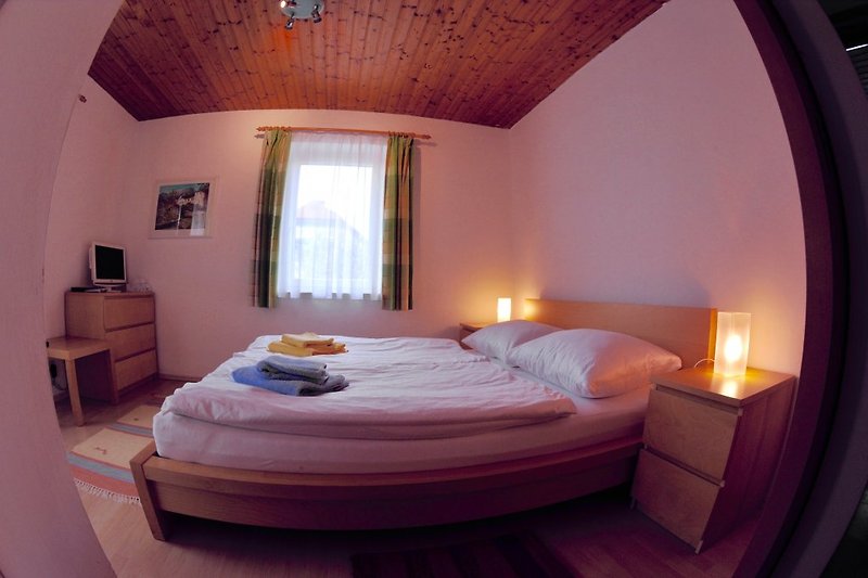 Schlafzimmer (Mit Fischaugenlinse fotografiert)