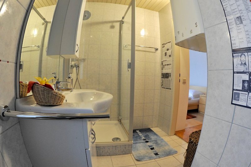 Salle de bain (photographiée avec un objectif fisheye)