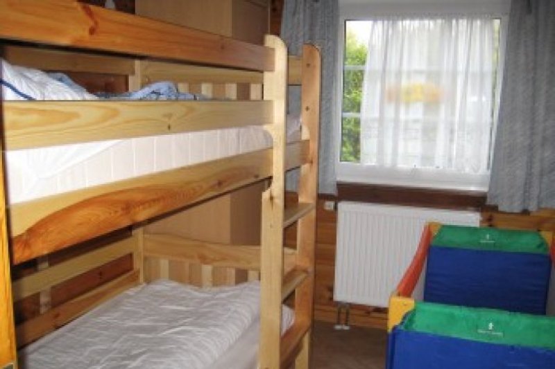 2. Kinderzimmer mit Etagenbett und Kinderbett