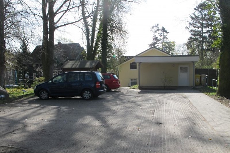 Parkplatz mit Nebengebäude auf dem Grundstück