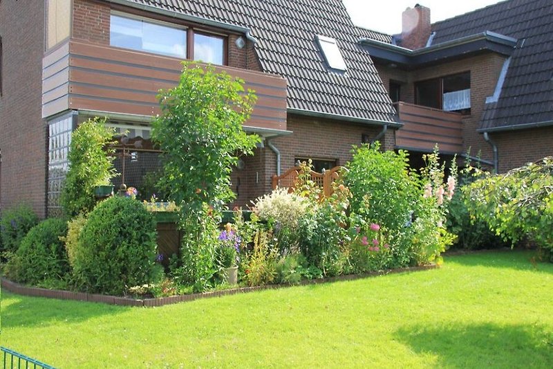 Schönes Haus mit Garten und gepflegtem Rasen in ruhiger Wohngegend.