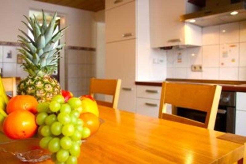 Moderne Küche und Obstkorb zur Begrüßung
