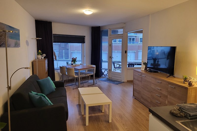 Modernes Wohnzimmer mit Holzinterieur, Couch und Flachbildfernseher.