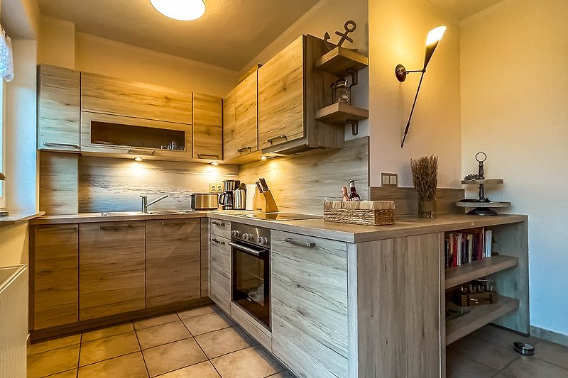Moderne Küche mit Holzakzenten und Edelstahlgeräten.