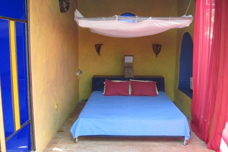 Separates, farbenfrohes Schlafzimmer mit Klimaanlage und Mueckenschutz