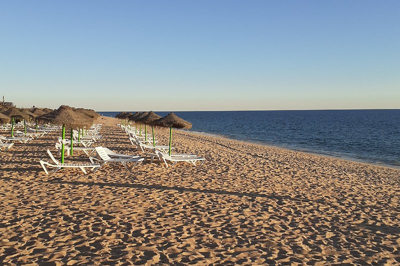 Dies ist der schoene Strand bei Barril am fruehen Morgen en man zu Fuss oder mit einer kleinen Bahn erreichen kann.
