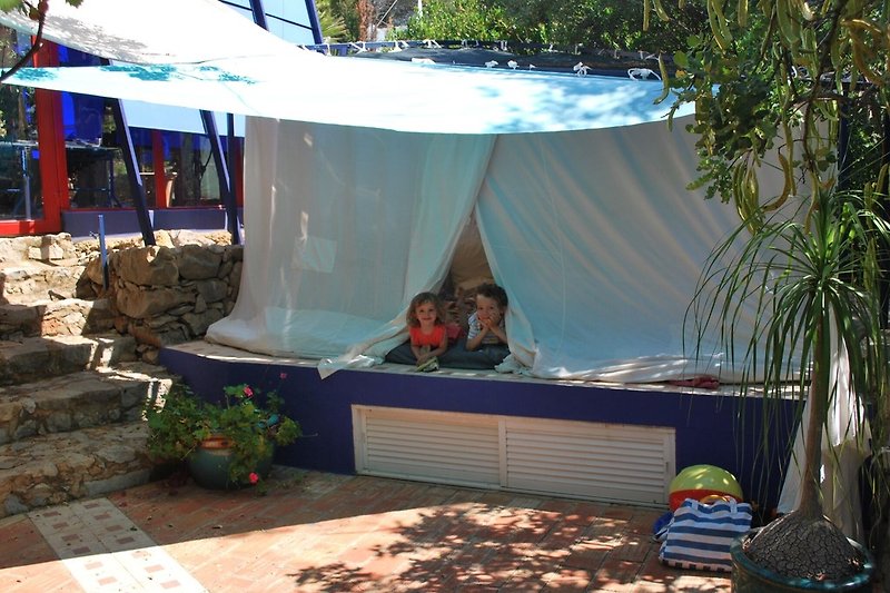 Big outdoor bed for the whole famaly with mosquiteiro.