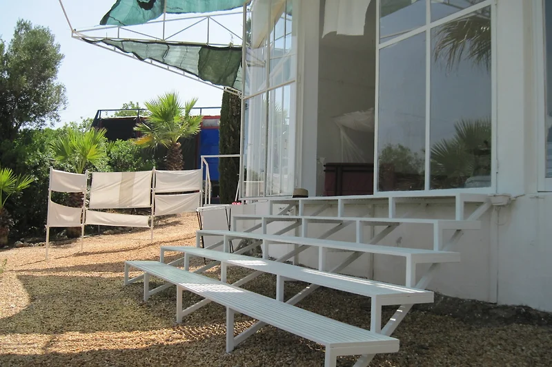 Die "Portugiesische Treppe" ist einer von zwei Eingaengen ins Atelier-Studio mit Schattentuechern und eigenem Garten.