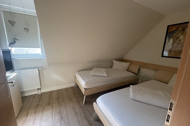 Schlafzimmer mit TV, Kleiderschrank, Kommode und Insektenschutz