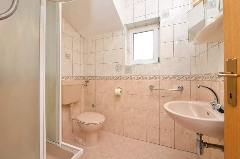 Schönes Badezimmer mit lila Akzenten und stilvoller Einrichtung.