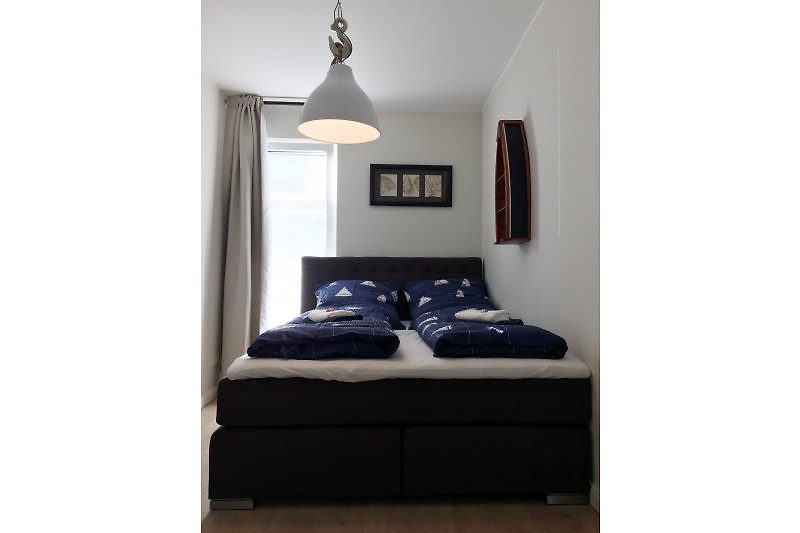 3. Chambre à coucher avec lit boxspring de 160 cm