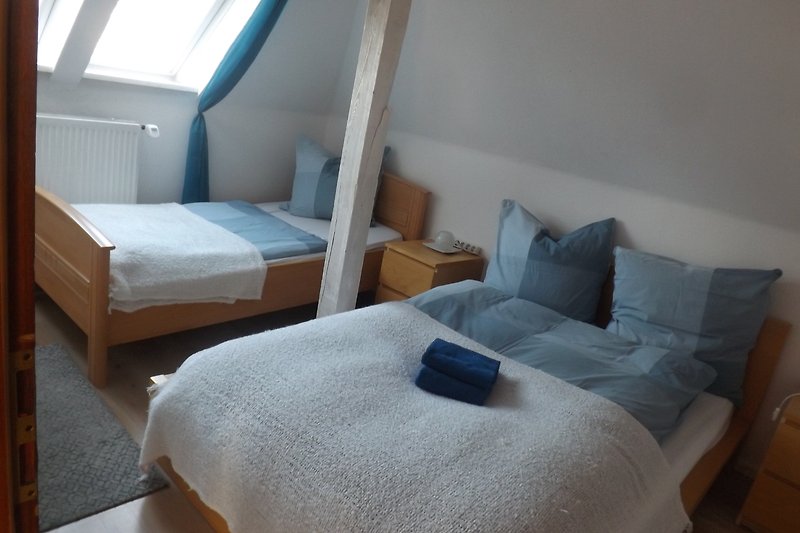Schlafzimmer 2 mit bequemem Doppelbett 140 x 200 und Einzelbett 100 x 200