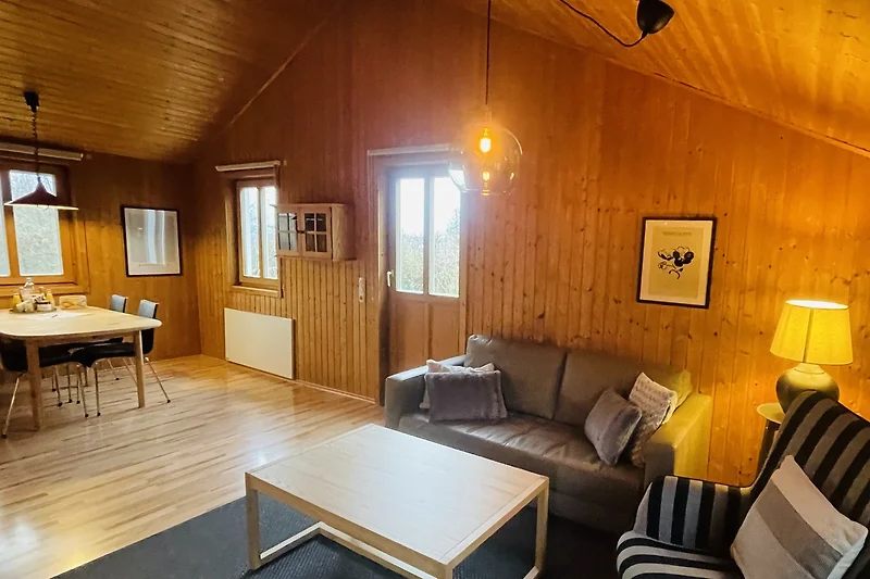 Gemütliches Holzinterieur mit stilvoller Beleuchtung.