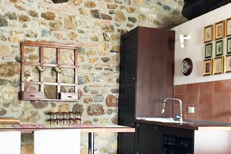 Eine moderne Küche mit Holzschränken, und stilvoller Einrichtung.