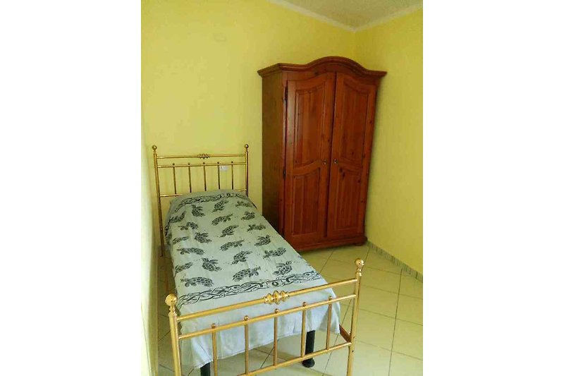 Eenpersoonskamer met bedkruk (uitschuifbaar bed)