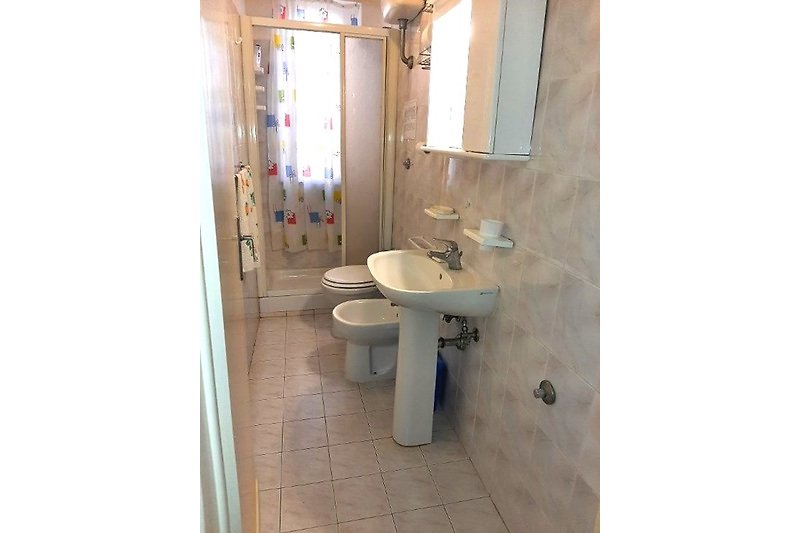 Badezimmer mit Duschkabine, WC, Bidet