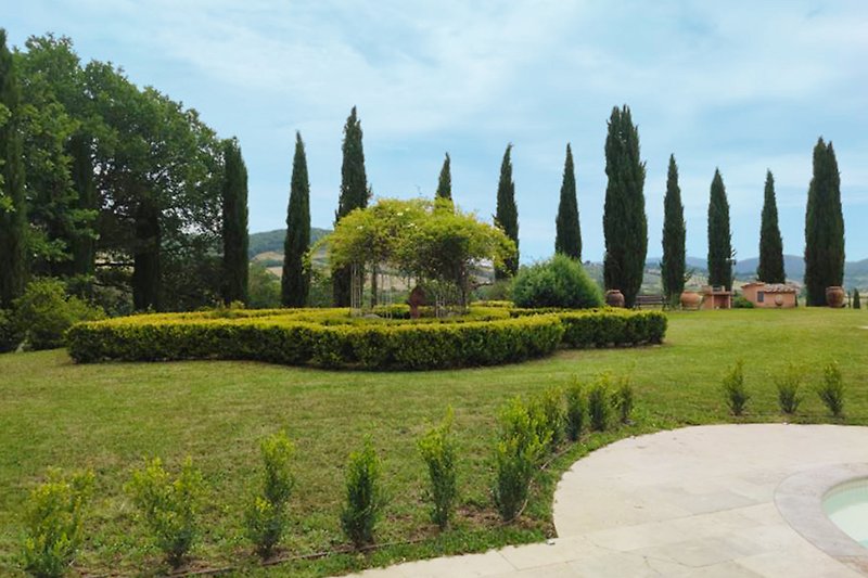 Gepflegter stilvoller Garten mit Pavillon