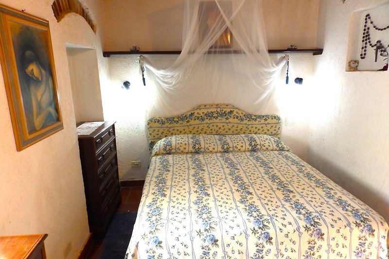 Romantisches Schlafzimmer mit gemütlichem Holzmöbel und stilvoller Deko. Bett 160 x 190 (ital. Standardlänge)