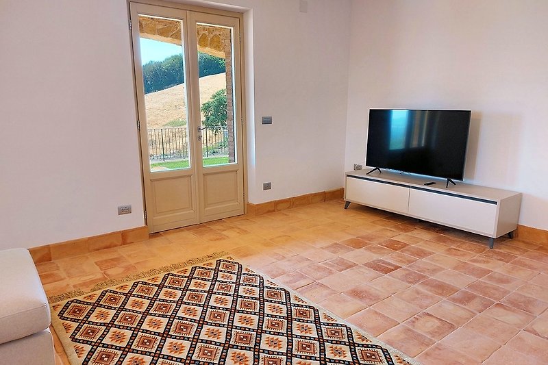 Wohnzimmer mit großem Fernseher