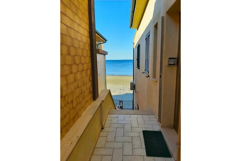 Strand-Wohnung mit Blick auf das azurblaue Wasser.