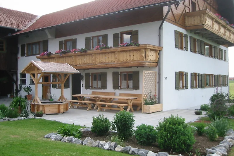 Schattiger Hof mit überdachtem Sitzbereich im Gasthofgarten.