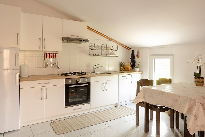 Moderne Küche mit Holzmöbeln und Granitarbeitsplatte.