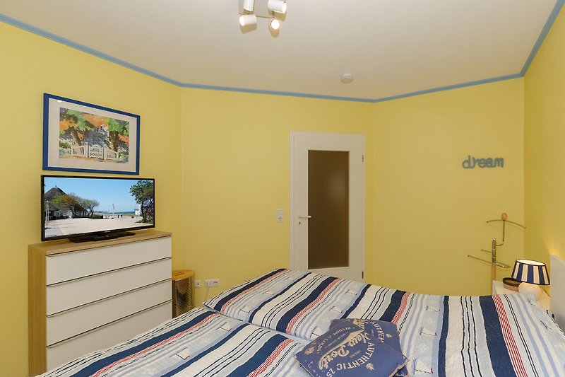 Bett 180 x 200 cm, 2 Nachttische und TV